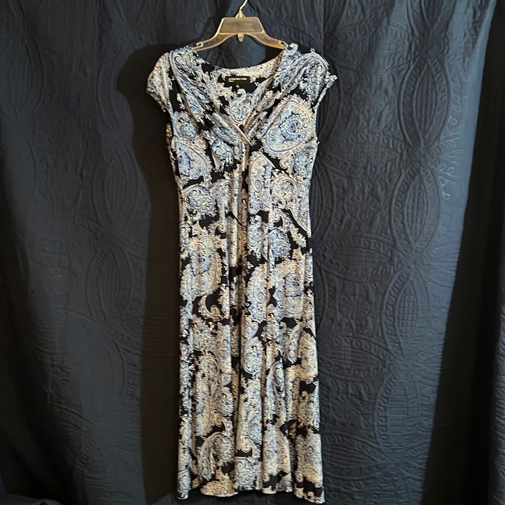 Jones New York size 8 beautiful blue dress with white patterns on it never worn